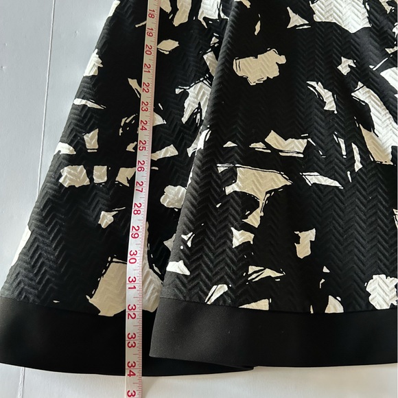 BANANA REPUBLIC Fit and Flare Dress in Black White Jacquard Short Sleeve - 0 - Picture 10 of 12